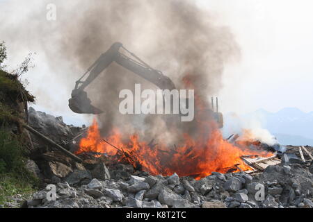 Bagger, die versuchen, ein Feuer zu löschen Stockfoto