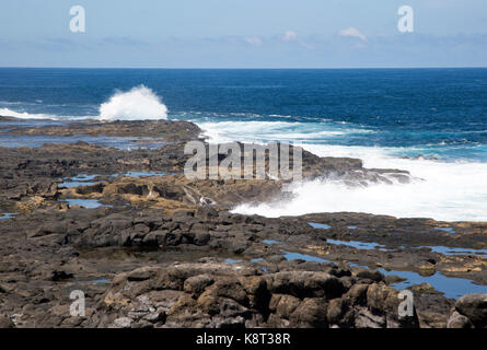 Atlantikküste bei Los Charcones, Caleta Negra Bay, in der Nähe von Playa Blanca, Lanzarote, Kanarische Inseln, Spanien Stockfoto