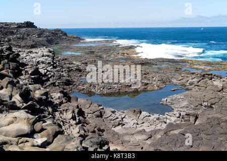 Atlantikküste bei Los Charcones, Caleta Negra Bay, in der Nähe von Playa Blanca, Lanzarote, Kanarische Inseln, Spanien Stockfoto