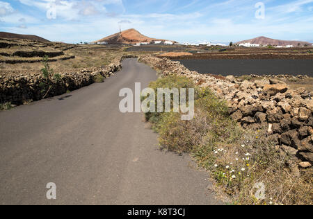 Kleine Landstraße in Ackerland, in der Nähe von Moya, Lanzarote, Kanarische Inseln, Spanien - Montana Tinache Stockfoto