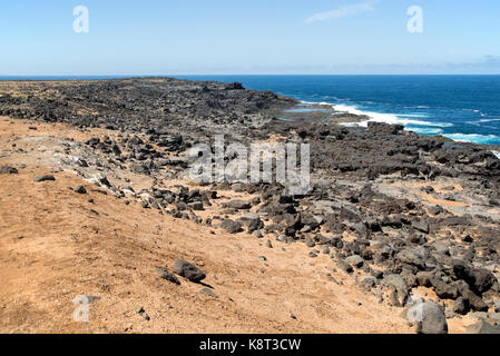 Atlantikküste bei Los Charcones, Caleta Negra Bay, in der Nähe von Playa Blanca, Lanzarote, Kanarische Inseln, Spanien Stockfoto