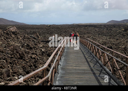 Gehweg über Lava Feld, Timanfaya Vulkan Interpretation und Besucher Zentrum, Lanzarote, Kanarische Inseln, Spanien Stockfoto