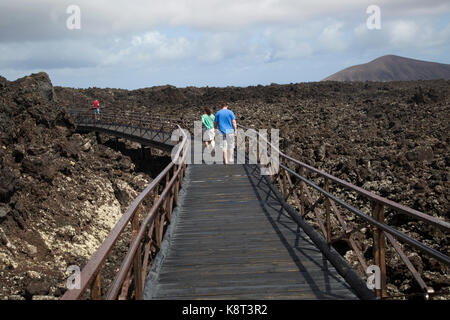 Gehweg über Lava Feld, Timanfaya Vulkan Interpretation und Besucher Zentrum, Lanzarote, Kanarische Inseln, Spanien Stockfoto