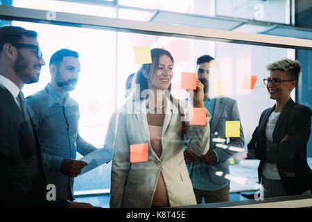 Bild von Designern klemmt Notizen im Büro Stockfoto