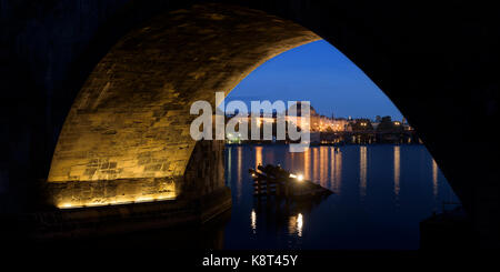 Prag, Tschechien, Europa September 2017 - Nachtsicht unter Karlsbrücke am Prager Nationaltheater 18. September 2017 in Prag, Tschechische Republik Stockfoto