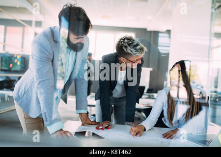 Porträt des Architekten Diskussion im Amt Stockfoto