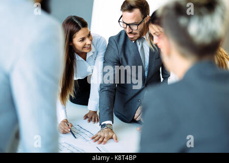 Porträt des Architekten Diskussion im Amt Stockfoto