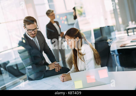 Porträt des Architekten Diskussion im Amt Stockfoto