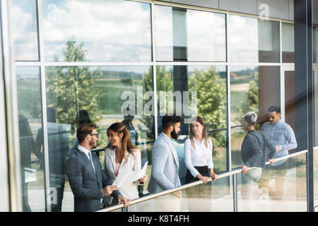 Junge Designer im Gespräch in der Pause über Business Pläne Stockfoto