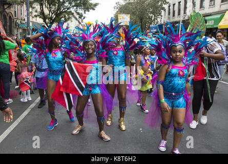 West Indian / Karibik Kiddies Parade, Crown Heights, Brooklyn, New York. Tanzen bis Franklin Avenue. Stockfoto