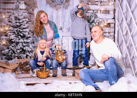 Junge Eltern mit Kindern in der Weihnachtszeit. Stockfoto