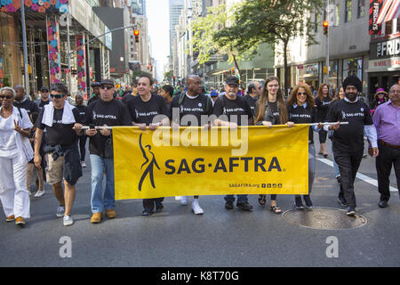 Labor Day Parade in New York City das ist immer noch eine starke Union Stadt. Mitglieder der SAG-aftra März in Parade. (Der Screen Actors Guild - amerikanische Vereinigung der Fernsehen und Radio Künstler (SAG-Aftra) ist eine US-amerikanische Gewerkschaft vertritt ca. 160; 000 Film und Fernsehen Schauspieler; Journalisten; Radio Persönlichkeiten; Künstler; Sänger; Schauspieler; und andere Medienfachleute weltweit.) Stockfoto