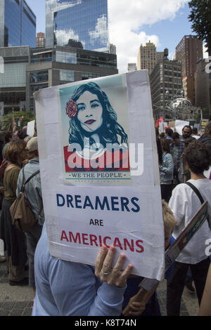 Eine große Demonstration findet am Columbus Circle durch das Trump Hotel in New York City statt gegen die Aufhebung des DACA (The Dreamers Act) durch die Trump Administration. Stockfoto