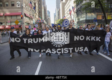 Labor Day Parade in New York City das ist immer noch eine starke Union Stadt. UAW Arbeitnehmer März zeigt es Verachtung für die Trumpf-Verwaltung. Stockfoto