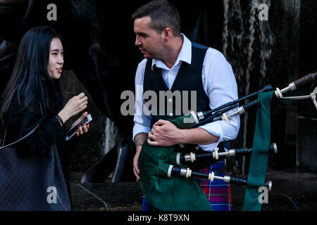 Eine weibliche Touristen im Chat mit einem Street Entertainer, Piccadilly Circus, London, UK Stockfoto