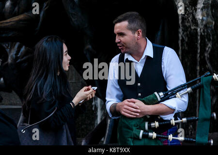 Eine weibliche Touristen im Chat mit einem Street Entertainer, Piccadilly Circus, London, UK Stockfoto