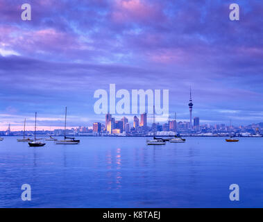 Neuseeland. Auckland. Die Skyline der Stadt von über das Wasser in der Morgendämmerung.