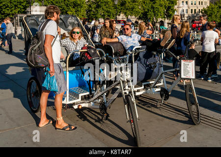 Fahrradrikscha Treiber Entspannen in der Sonne warten auf einen Tarif, der Trafalgar Square, London, UK Stockfoto