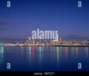 Neuseeland. Auckland. Die Skyline der Stadt von über das Wasser in der Nacht.
