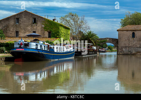 Kähne und Boote Liegeplatz im Hafen der Somail. Stockfoto