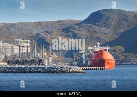 Die Flüssigkeit Erdgasproduktion auf Melkøya Insel, Hammerfest, Norwegen Mit der LNG Carrier, Arctic Princess günstig neben. Stockfoto