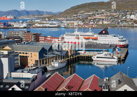 Hurtigruten Fähre, MS Richard With, in Hammerfest Hafen, mit der LNG-Anlage auf Melkøya hinter sich. Stockfoto