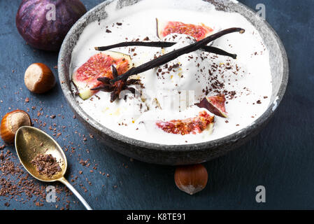 Appetitlich Vanilleeis mit Feigen Früchte Stockfoto