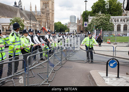 Die Metropolitan Police und die Öffentlichkeit während einer anti-sparmassnahmen März. Stockfoto