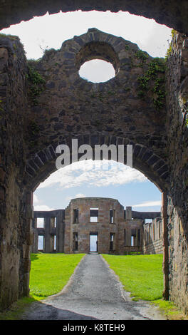 Ein Blick durch die gewölbten Hoftore des Bischofs Mussenhaus auf der Downhill Demesne bei Castlerock in Nordirland Stockfoto