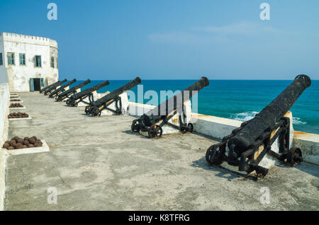 Berühmte Sklavenhandel fort von der Kolonialzeit Cape Coast Castle mit alten Kanonen und weiß getünchten Wänden, Cape Coast, Ghana, West Afrika. Stockfoto