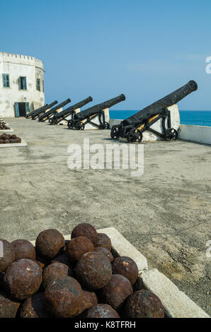 Berühmte Sklavenhandel fort von der Kolonialzeit Cape Coast Castle mit alten Kanonen und weiß getünchten Wänden, Cape Coast, Ghana, West Afrika. Stockfoto