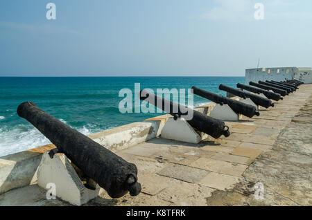 Berühmte Sklavenhandel fort von der Kolonialzeit Cape Coast Castle mit alten Kanonen und weiß getünchten Wänden, Cape Coast, Ghana, West Afrika. Stockfoto