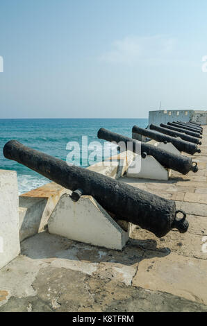 Berühmte Sklavenhandel fort von der Kolonialzeit Cape Coast Castle mit alten Kanonen und weiß getünchten Wänden, Cape Coast, Ghana, West Afrika. Stockfoto