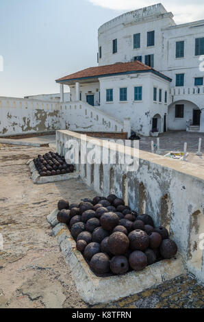 Berühmte Sklavenhandel fort von der Kolonialzeit Cape Coast Castle mit alten Kanonen und weiß getünchten Wänden, Cape Coast, Ghana, West Afrika. Stockfoto