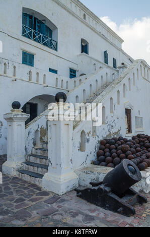 Berühmte Sklavenhandel fort von der Kolonialzeit Cape Coast Castle mit alten Kanonen und weiß getünchten Wänden, Cape Coast, Ghana, West Afrika. Stockfoto