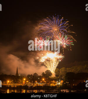 Kirkcudbright, Tattoo, Feuerwerk, Display, 2017, Boote, Hafen, Star Bursts, Wattenmeer, Kirche, rote Farbe, Harbour Lights, Galloway, Schottland Stockfoto