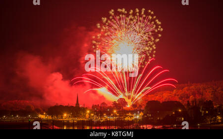 Kirkcudbright, Tattoo, Feuerwerk, Display, 2017, Boote, Hafen, Star Bursts, Wattenmeer, Kirche, rote Farbe, Harbour Lights, Galloway, Schottland Stockfoto