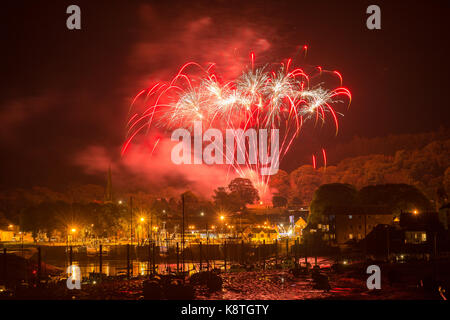 Kirkcudbright, Tattoo, Feuerwerk, Display, 2017, Boote, Hafen, star Bursts, Wattenmeer, Kirche, rote Farbe, Harbour Lights, Galloway, Schottland Stockfoto