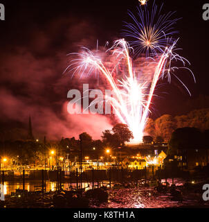 Kirkcudbright, Tattoo, Feuerwerk, Display, 2017, Boote, Hafen, star Bursts, Wattenmeer, Kirche, rote Farbe, Harbour Lights, Galloway, Schottland Stockfoto