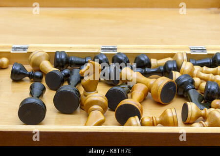 Holz- Schach in einer Box Stockfoto