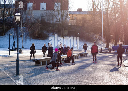 Gruppe von Menschen, die draußen im Kalten Winter Aufwärmen vor einer Gruppe laufen in Stockholm, Schweden Model Release: Nein Property Release: Nein Stockfoto