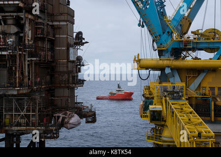 Die grampian Dee Standby Schiff mit einer Nordsee Öl und Gas rig. Credit: LEE RAMSDEN/ALAMY Stockfoto