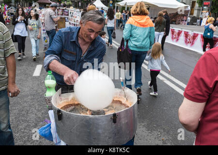 Tiflis, Georgien, OSTEUROPA - Mann Straße verkaufen und Zuckerwatte an der georgischen Unabhängigkeitstag 26. Mai 2015. Stockfoto