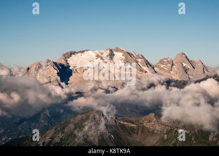 Die Dolomiten, Norditalien. Der Grat von 3343 m Marmolada, den höchsten Gipfel der Dolomiten, bei Sonnenaufgang vom Rifugio Lagazuoi guesthouse gesehen Stockfoto