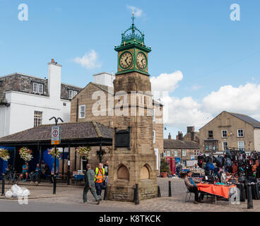 Nicht identifizierte Personen Einkaufen in Otley Markt im Freien, neben die Jubilee Clock Tower Stockfoto