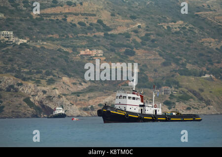 Schlepper im Hafen von Simons Town auf der Insel Kreta in Griechenland Stockfoto