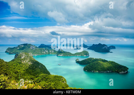 Tropische Inselgruppe in Ang Thong National Marine Park, Thailand. Ansicht von oben Stockfoto