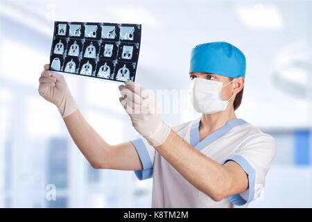 Arzt an CT Computertomographie Bild im Krankenhaus Scan Stockfoto