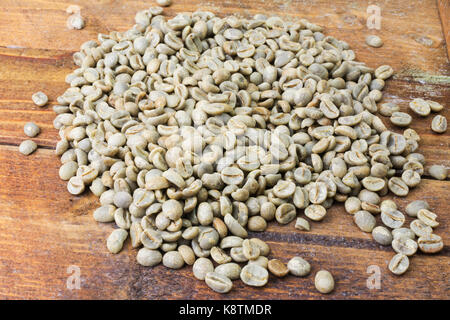 Rohe kolumbianische Arabica-Kaffeebohnen Stockfoto