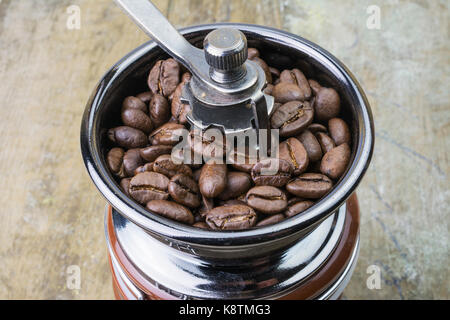 Mittelgeröstete Arabica-Kaffeebohnen in einer manuellen Kaffeemühle Stockfoto